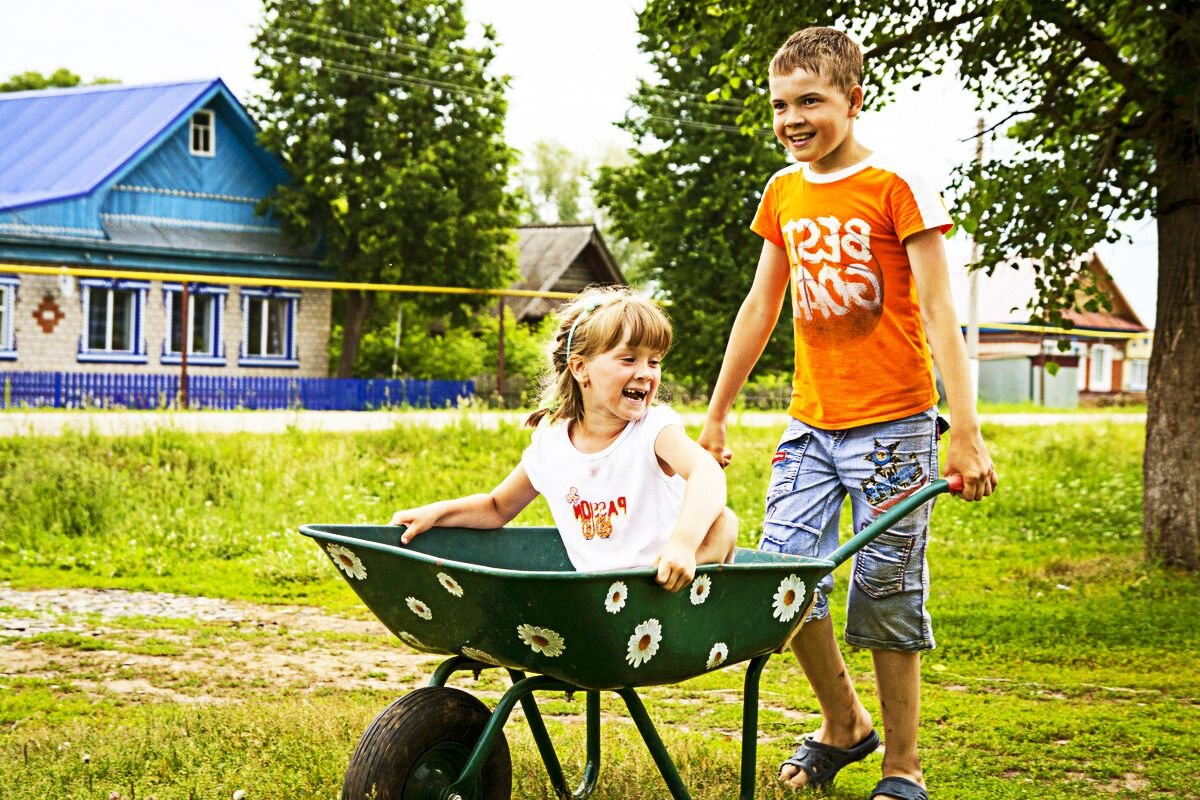 На летних каникулах на даче. Лето в деревне дети. Дача. Лето. Дети летом на даче. Дети отдыхвютв деревне.